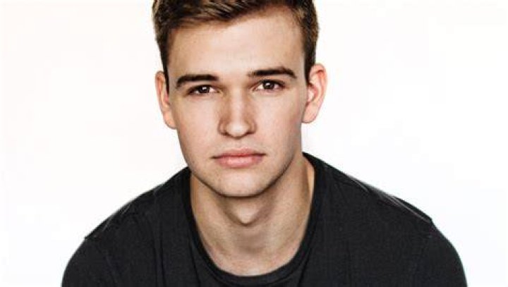 burkely-duffield Burkely Duffield Bio, Age, Gay, Girlfriend, Facts About The Canadian Actor